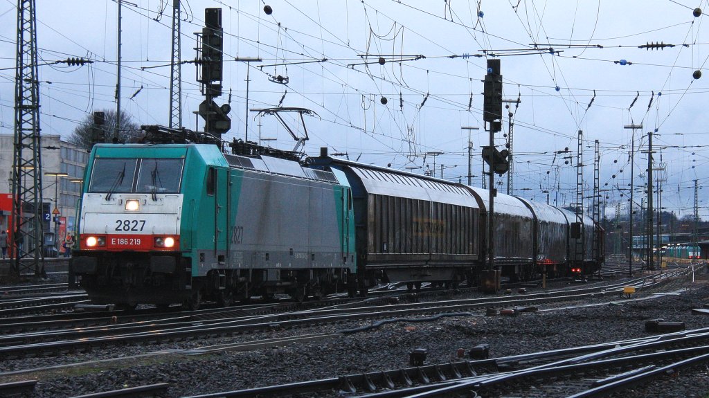 Die Cobra 2827 fhrt mit einem langen gemischten Gterzug aus Antwerpen-Noord(B) nach Kln-Gremberg bei der Ausfahrt von Aachen-West und fhrt in Richtung Aachen-Hbf,Kln,
bei Regenwetter am 1.2.2013.