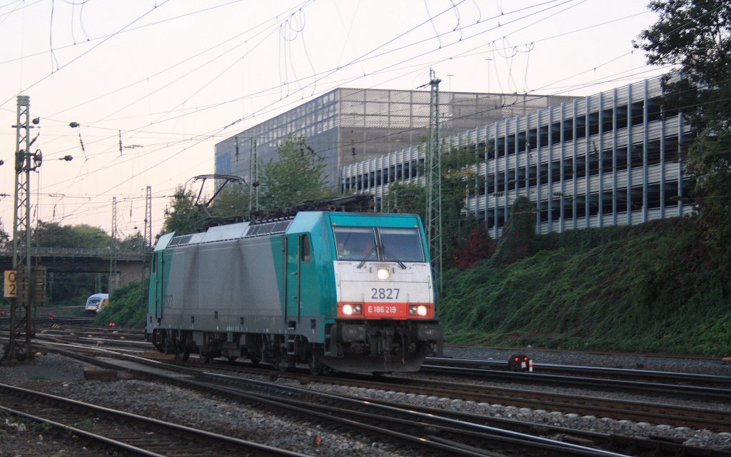 Die Cobra 2827 rangiert in Aachen-West bei Abendsonne.
28.9.2011