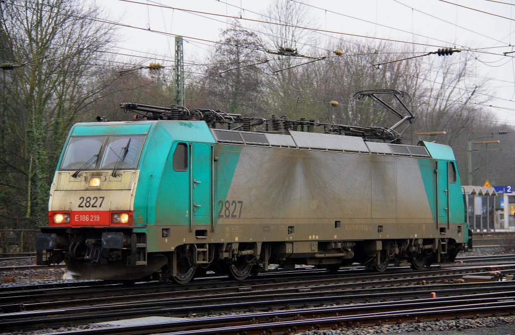Die Cobra 2827 rangiert in Aachen-West bei Regenwetter am 18.2.2012.