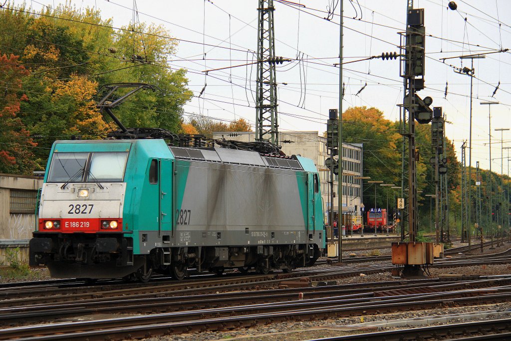 Die Cobra 2827 rangiert in Aachen-West bei trbem Herbstwetter am 14.10.2012.