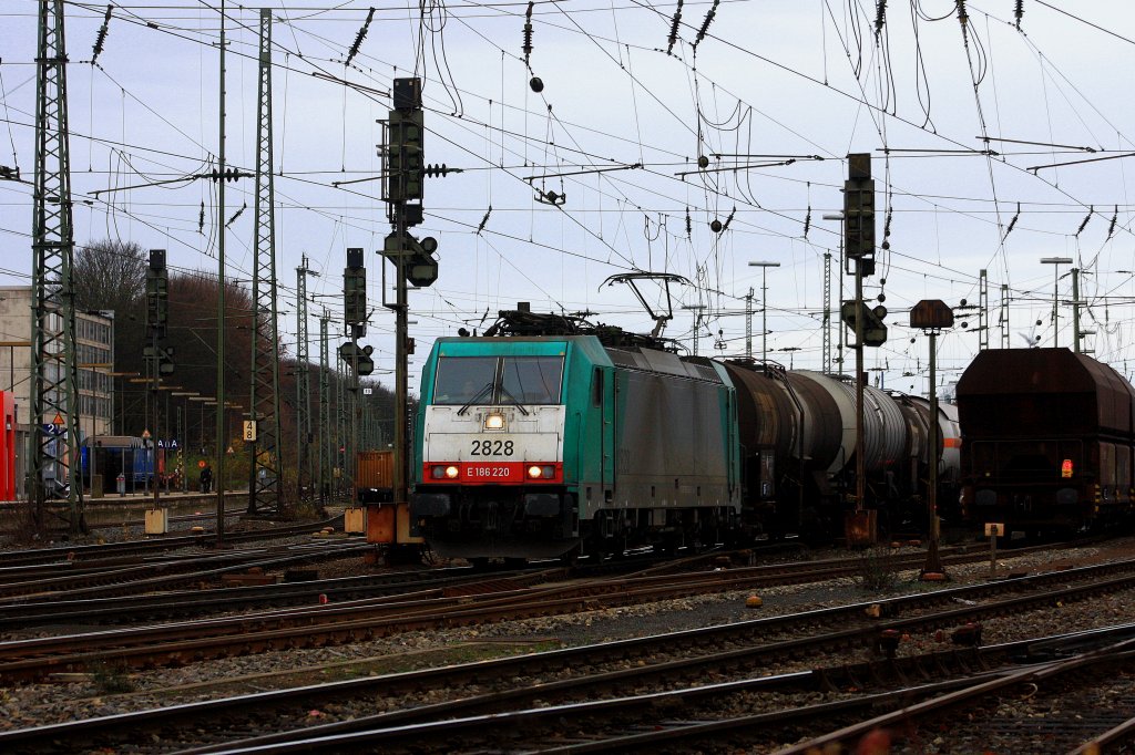 Die Cobra 2828 f�hrt Kesselzug von Aachen-West nach Antwerpen-BASF(B).
4.12.2011
