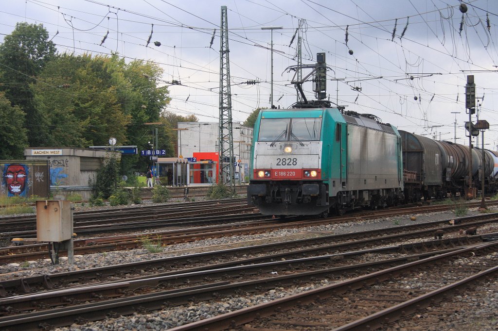 Die Cobra 2828 fhrt mit einem gemischten Gterzug von Aachen-West nach Antwerpen-Noord bei Wolken.
18.9.2011
