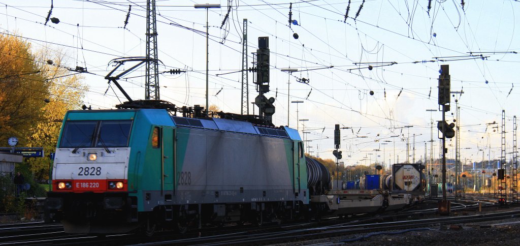Die Cobra 2828 fhrt mit einem Containerzug aus Gallarate(I) nach Antwerpen-Oorderen(B)  bei der Ausfahrt aus Aachen-West und fhrt in Richtung Montzen/Belgien.  Herrliches Novemberwetter am 11.11.2012.