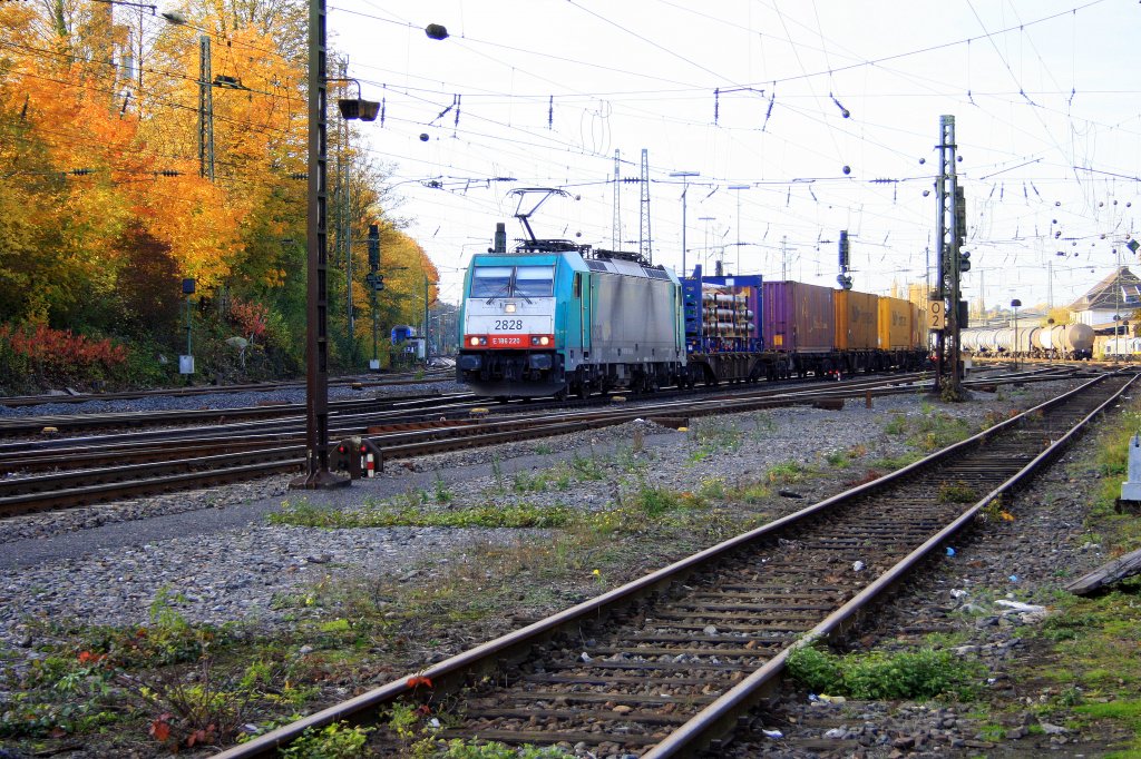 Die Cobra 2828 fhrt mit einem Containerzug von Aachen-West nach Belgien.
29.10.2011