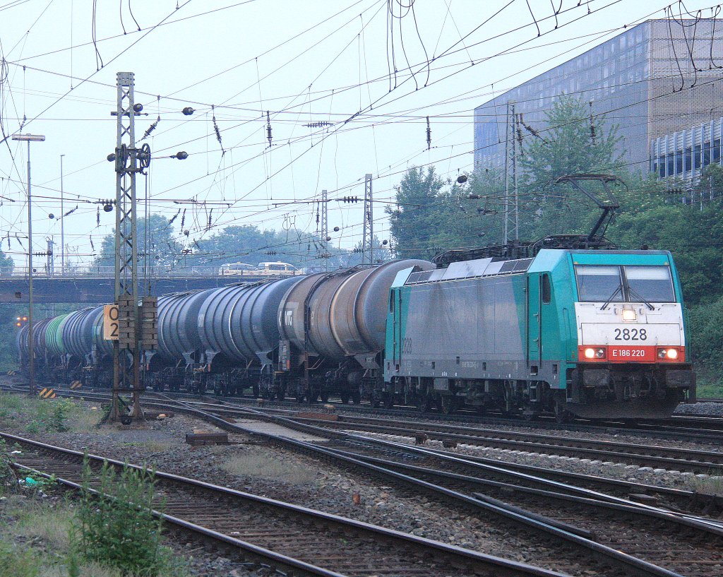 Die Cobra 2828 kommt aus Richtung Montzen/Belgien mit einem �lzug aus Antwerpen-Petrol(B) nach Basel(CH) und f�hrt in Aachen-West ein in der Abendstimmung am 22.5.2012.