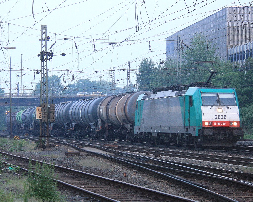 Die Cobra 2828 kommt aus Richtung Montzen/Belgien mit einem lzug aus Antwerpen-Petrol(B) nach Basel(CH) und fhrt in Aachen-West ein in der Abendstimmung am 22.5.2012.
