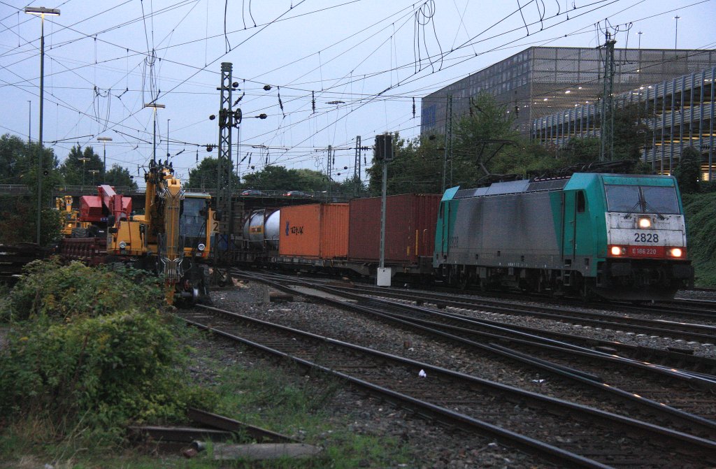 Die Cobra 2828 kommt mit einem Containerzug aus Belgien nach Italien und f�hrt in Aachen-West ein in der Abendstimmung am 21.9.2012.