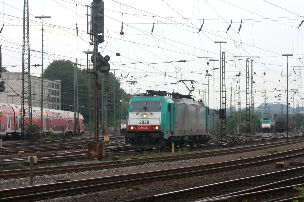 Die Cobra 2828 rangiert in Aachen-West bei Wolken.
3.8.2011