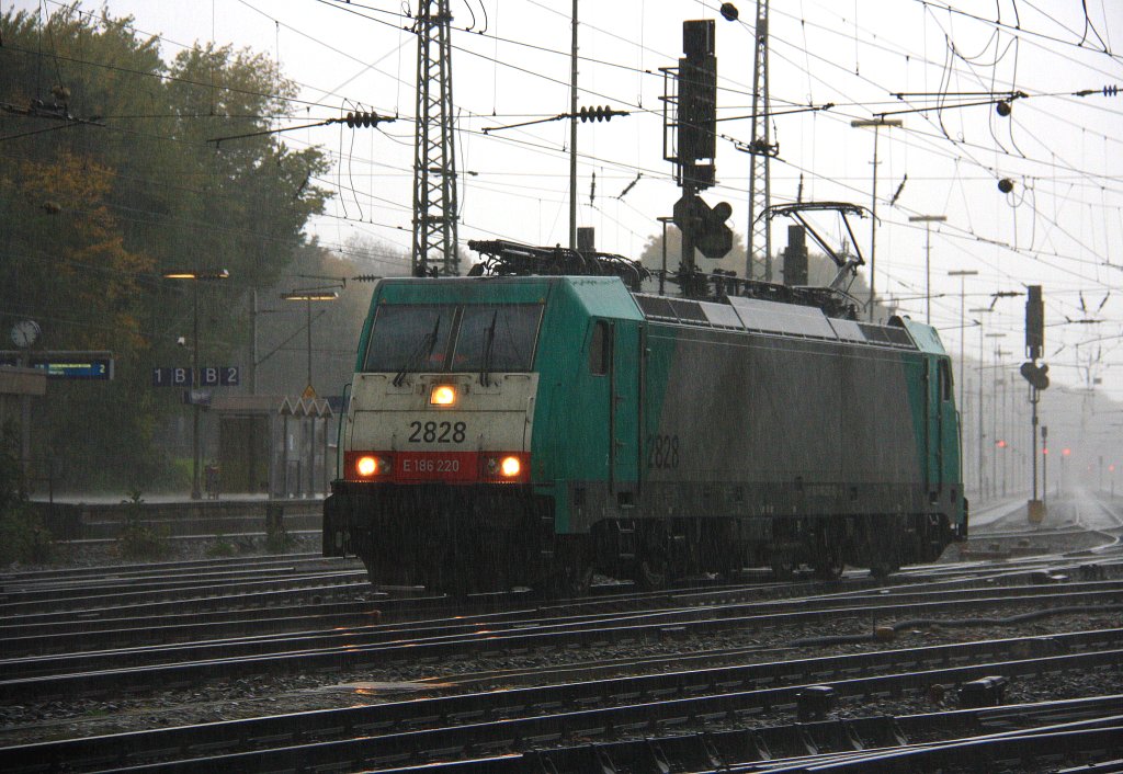 Die Cobra 2828 rangiert in Aachen-West bei strmenden Regen am 13.10.2012.