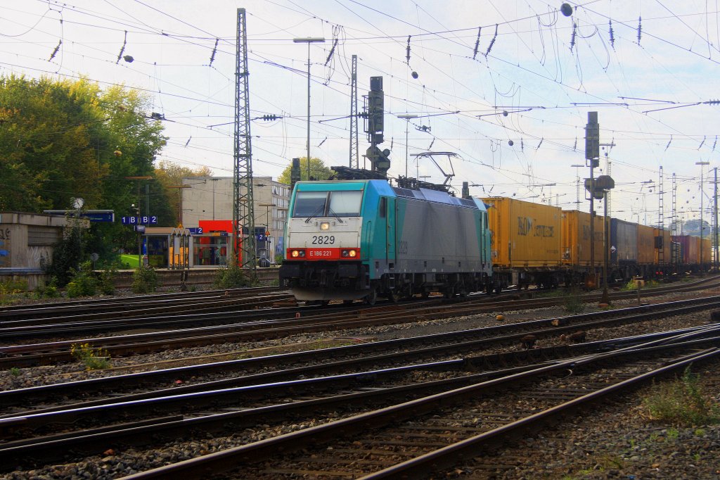 Die Cobra 2829 fhrt mit einem Containerzug  von Aachen-West nach Belgien bei Herbstwetter.
8.10.2011