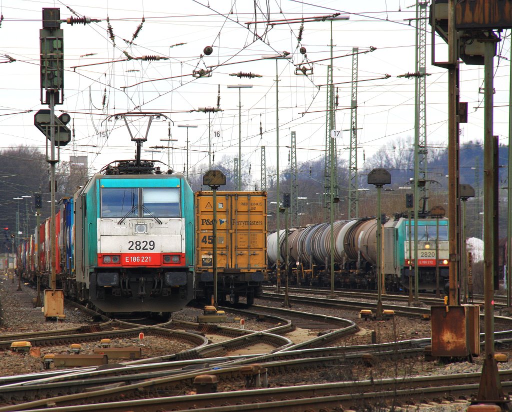 Die Cobra 2829  fhrt mit einem Containerzug von Aachen-West nach Belgien am 11.3.2012.