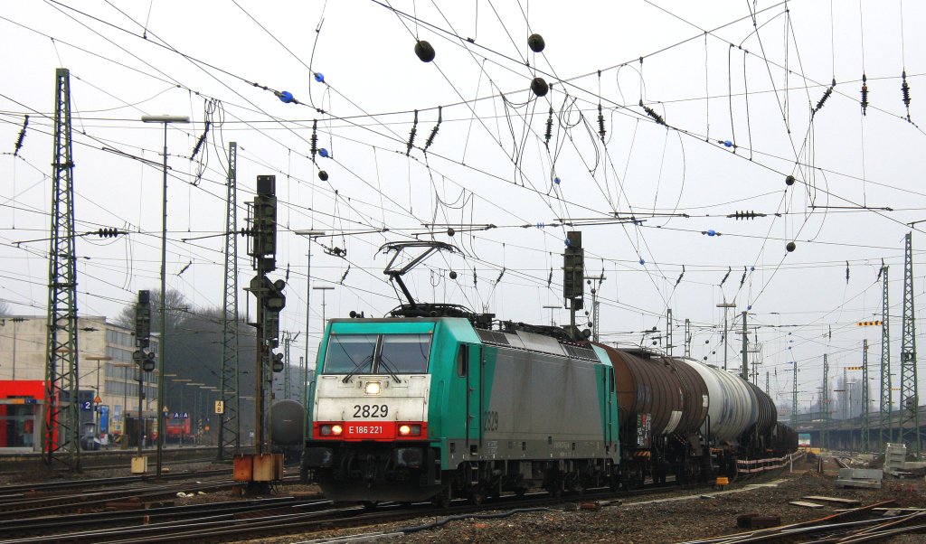 Die Cobra 2829 fhrt mit einem langen gemischten Gterzug aus Antwerpen-Noord(B) nach Kln-Gremberg bei der Ausfahrt aus Aachen-West und fhrt in Richtung Aachen-Hbf,Kln bei 6 Grad Plus am 16.2.2013.