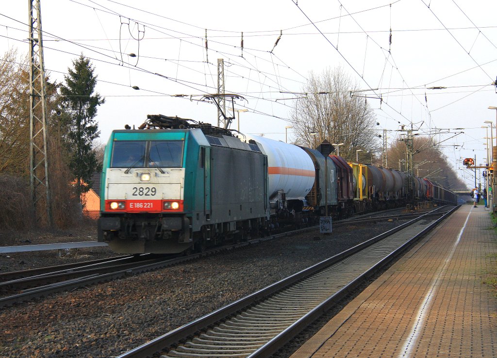 Die Cobra 2829 kommt als Umleiter mit einem gemischten Gterzug durch Kohlscheid aus Richtung Herzogenrath und fhrt die Kohlscheider-Rampe hoch nach Aachen-West und weiter nach Antwerpen-Noord(B) ber Montzen,Vise(B) bei Abendsonne am 27.3.2012.