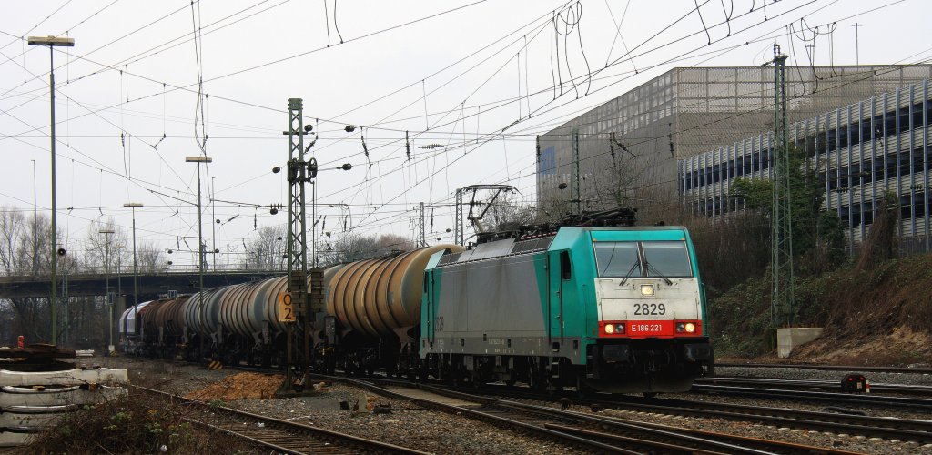 Die Cobra 2829 kommt aus Richtung Montzen/Belgien mit einem langen gemischten Gterzug aus Antwerpen-Noord(B) nach Kln-Gremberg und fhrt in Aachen-West ein bei 6 Grad Plus am 16.2.2013.