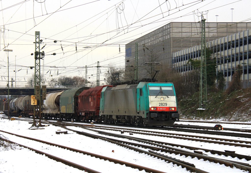 Die Cobra 2829  kommt bei Schnee mit einem gemischten Gterzug aus Antwerpen-Noord nach Kln-Gremberg und fhrt in Aachen-West ein am 3.2.2012.
