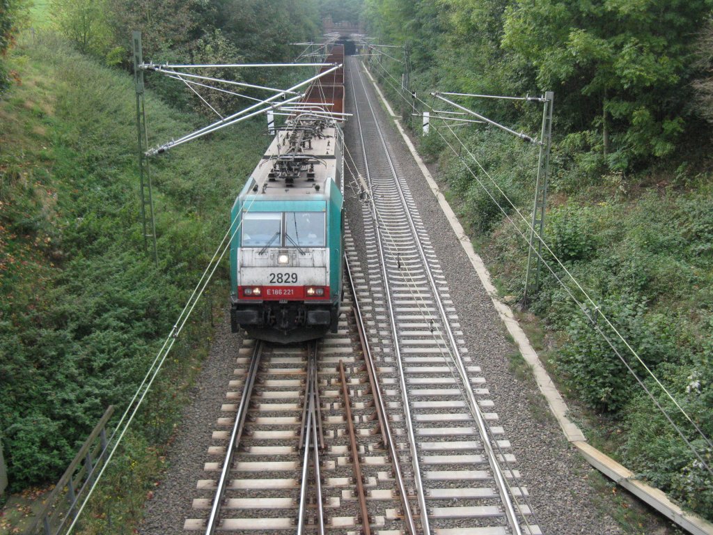 Die Cobra 2829 kommt mit einem leeren Gterzug aus dem Gemmenicher Tunnel und fhrt Richtung Aachen-West.
13.10.2010