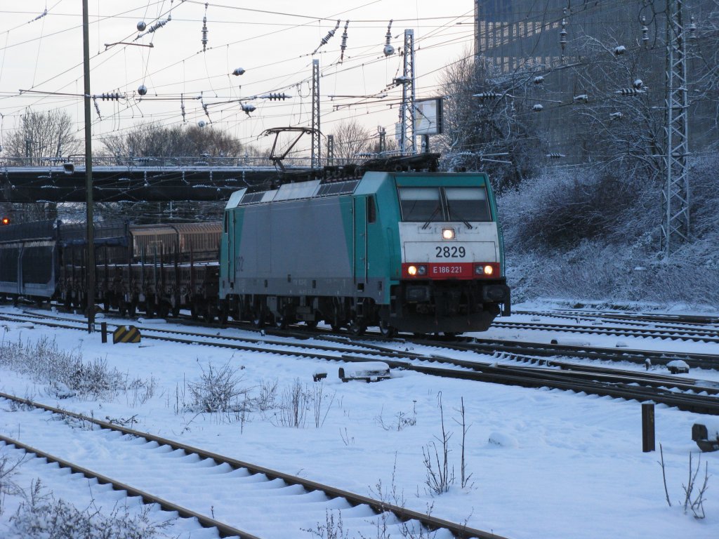Die Cobra 2829 kommt mit einem gemischten Gterzug aus Montzen/Belgien fhrt in Aachen-West ein im Schnee.
18.12.2010
