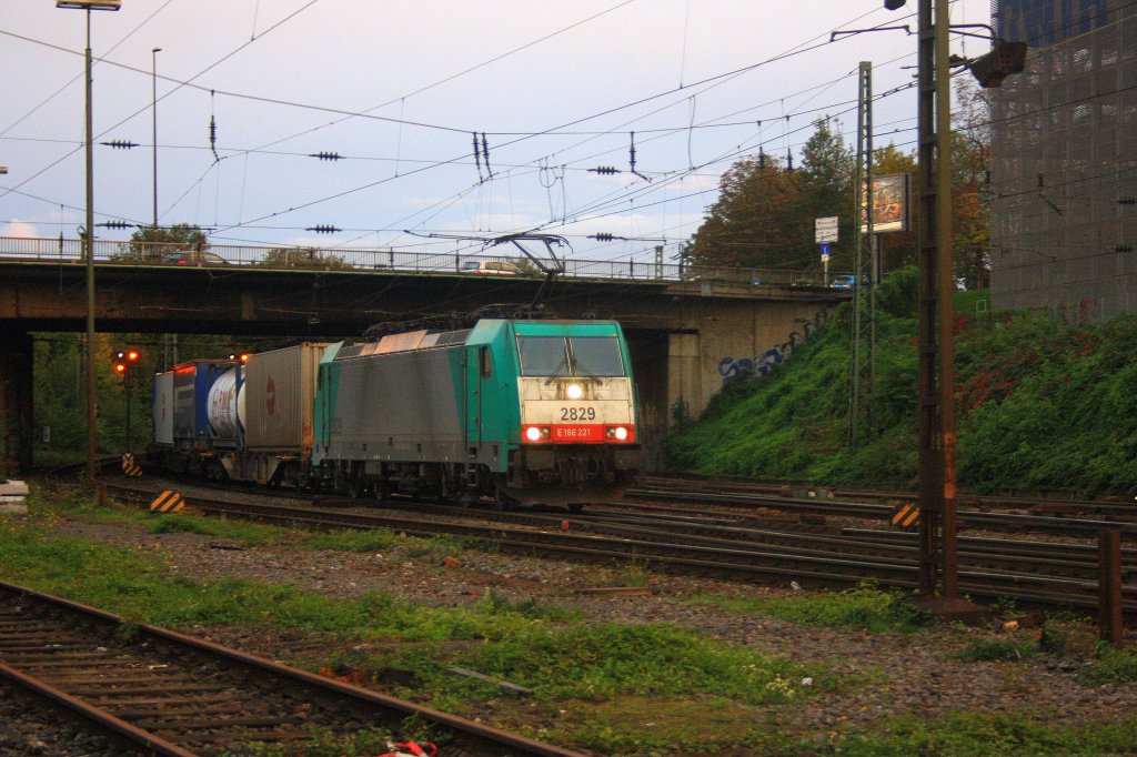 Die Cobra 2829 kommt mit einem Containerzug aus Belgien und fhrt in Aachen-West ein bei Herbstwetter.
6.10.2011
