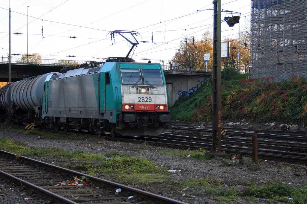 Die Cobra 2829 kommt mit einem �lzug aus Antwerpen-Petrol(B) und f�hrt in Aachen-West ein.
29.10.2011