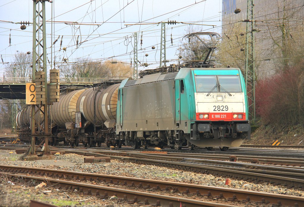 Die Cobra 2829 kommt mit einem gemischten G�terzug aus K�ln-Gremberg nach Antwerpen-Noord und f�hrt in Aachen-West ein bei Sonnenschein am 18.3.2012.