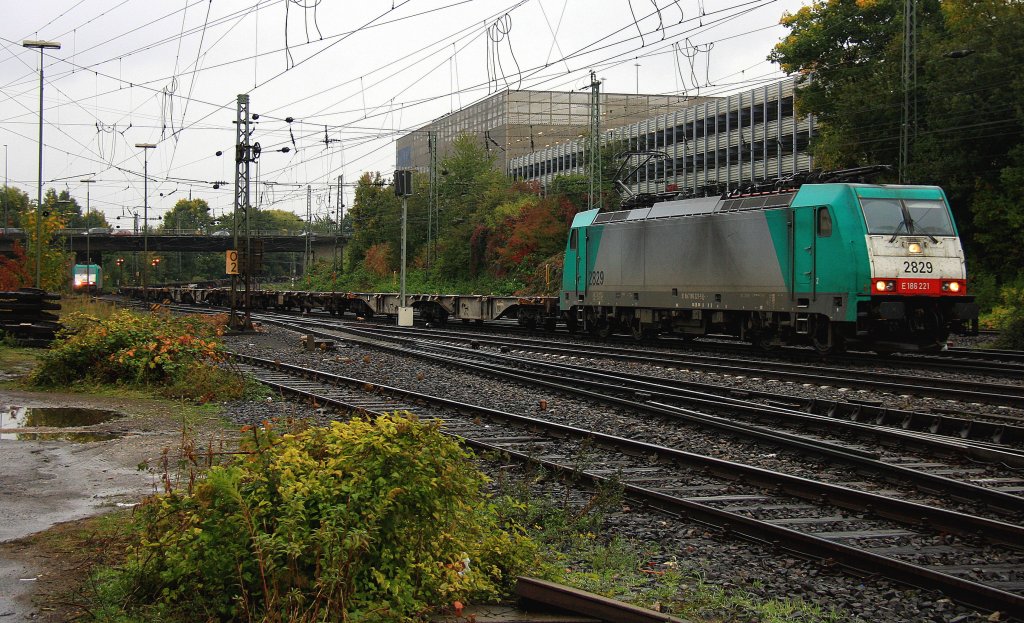 Die Cobra 2829 kommt mit einem Containerleerzug aus Belgien und f�hrt in Aachen-West ein.
Und im Hintergrund steht eine Cobra 2820 bei Nieselregen am 6.10.2012.