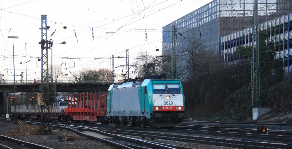 Die Cobra 2829 kommt mit einem langen gemischten Gterzug aus Antwerpen-Noord(B) nach Kln-Gremberg und fhrt in Aachen-West ein bei schnemsonnenschein am 2.2.2013. 