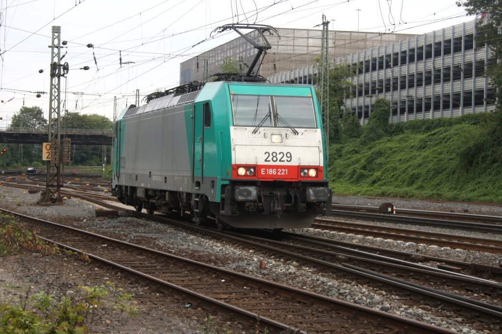 Die Cobra 2829 rangiert in Aachen-West bei sonne und Wolken.
20.7.2011