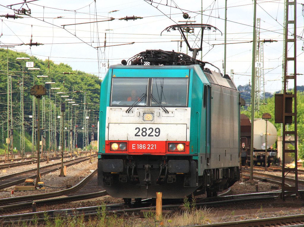 Die Cobra 2829 rangiert in Aachen-West bei Sonnenschein am 1.7.2012.