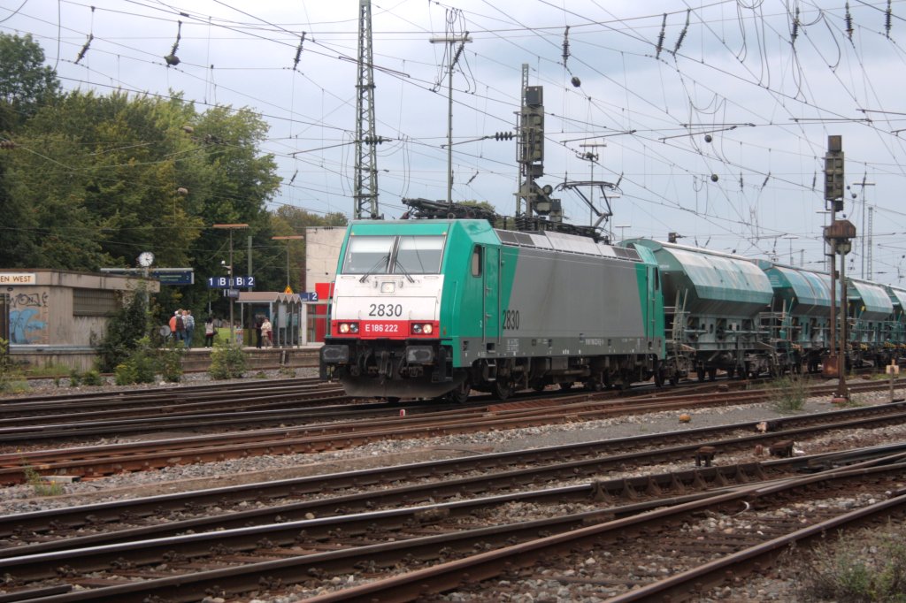 Die Cobra 2830 fhrt mit einem Kalkleerzug aus Oberhausen nach Hermalle-Huy(B) in Aachen-West bei Wolken.
13.8.2011
