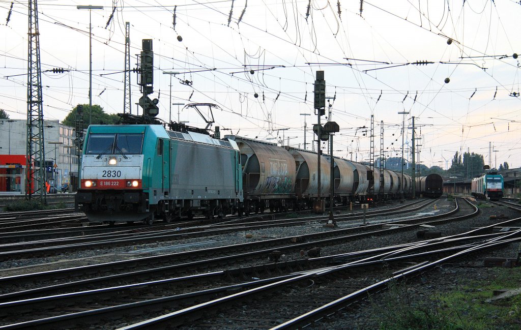 Die Cobra 2830 f�hrt mit einem Getreidezug von Aachen-West nach Belgien bei der Ausfahrt aus Aachen-West und f�hrt in Richtung Montzen/Belgien bei der Abendstimmung am 16.9.2012.