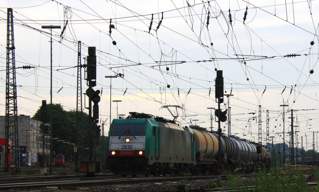 Die Cobra 2830 fhrt mit einem Kurzen Kesselzug aus Millingen nach Antwerpen-Kanaaldok(B) bei der Ausfahrt aus Aachen-West und fhrt in Richtung Montzen/Belgien in der Abendsonne und Wolken am Abend vom 26.6.2013.