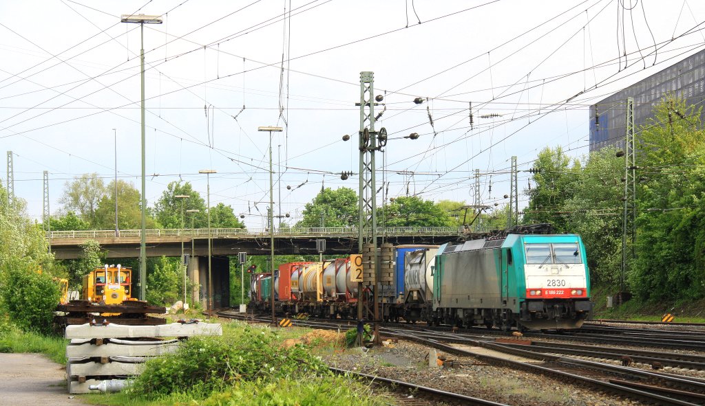 Die Cobra 2830  kommt aus Richtung Montzen/Belgien mit einem langen Containerzug aus Antwerpen-Oorderen(B) nach Gallarate(I) und f�hrt in Aachen-West ein bei Sonne und Wolken am 25.5.2013.