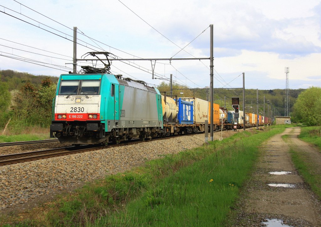 Die Cobra 2830 kommt mit einem Containerzug aus Richtung Aachen-West Montzen und fhrt in Richtung Vise(B) bei Sonne und Wolken.
Aufgenommen in Remersdael(B) am 1.5.2012. 
