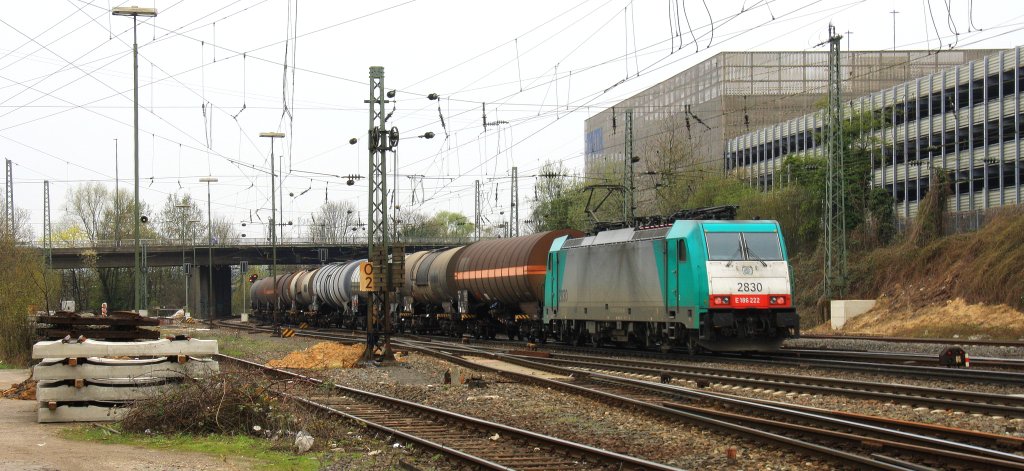 Die Cobra 2830 schiebt einen langen Kesselzug nach Antwerpen-BASF zum Gemmenicher-Tunnel. 
Vorne fhrt Cobra 2825 bei der Ausfahrt aus Aachen-West und fhrt in Richtung Belgien bei Wolken am 21.4.2013.