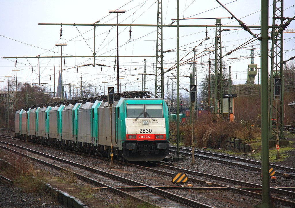 Die Cobra 2830 steht mit anderen 28er an der Laderampe in Aachen-West bei Wolken am 1.1.2012.