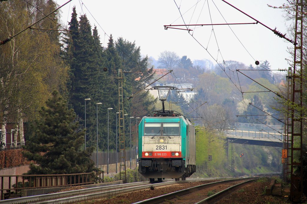 Die Cobra 2831 fhrt die Gemmenicher-Rampe hoch als Lokzug von Aachen-West nach Belgien bei Sonnenschein.
Aufgenommen an der Vaalser-Strae auf der Montzenroute am 13.4.2012.
