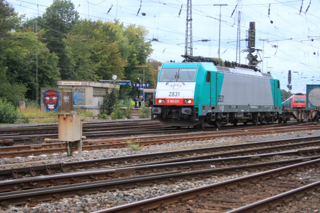 Die Cobra 2831 f�hrt mit einem gemischten Containerzug Von Aachen-West nach Belgien bei Wolken.
17.9.2011