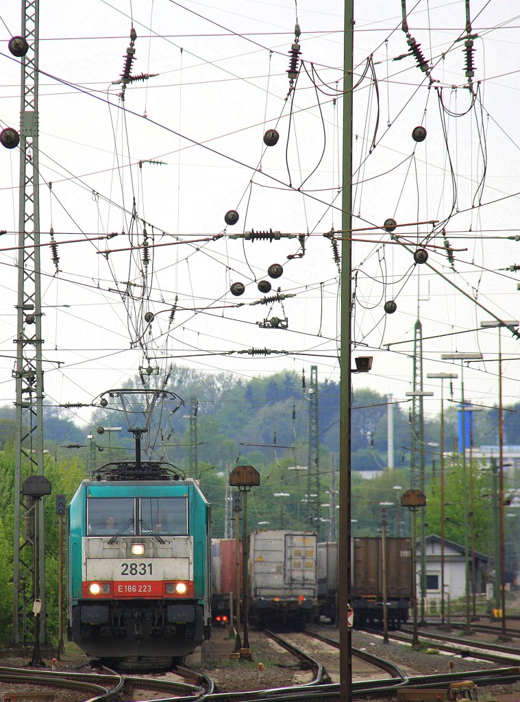 Die Cobra 2831 f�hrt mit einem Containerzug von Aachen-West nach Belgien  bei Wolken am 3.5.2012.