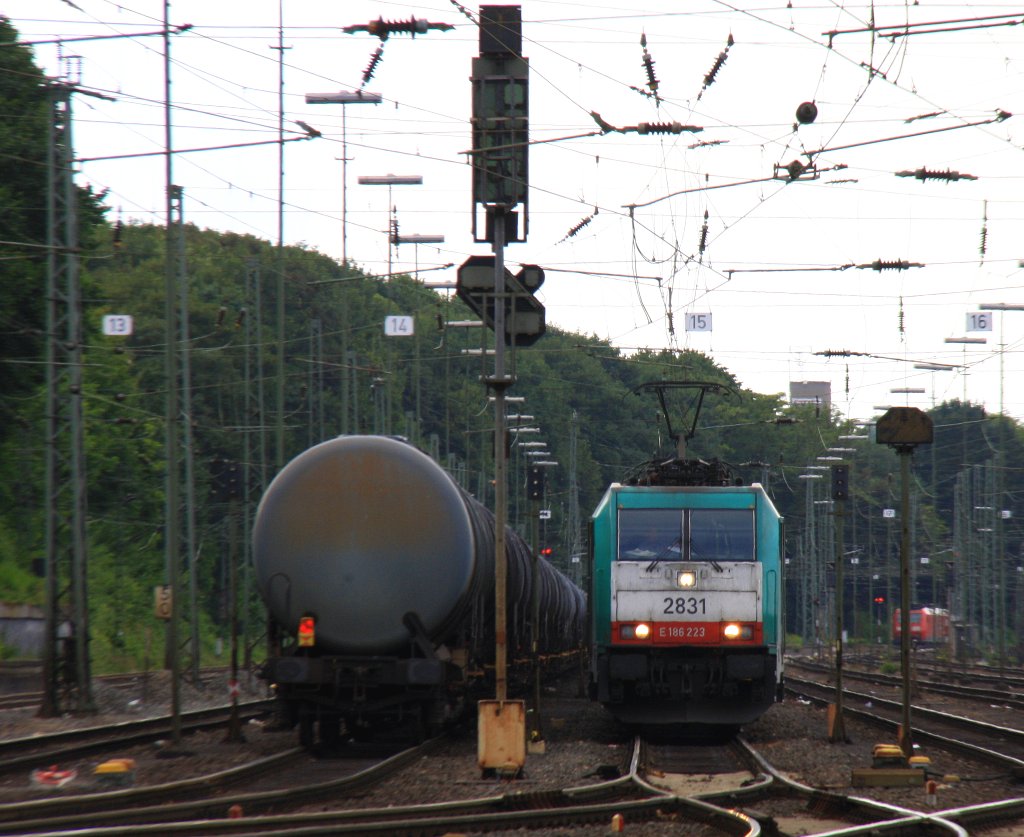 Die Cobra 2831 fhrt mit einem langen Containerzug aus Gallarate(I) nach Antwerpen-Oorderen(B) bei der Abfahrt aus Aachen-West und fhrt in Richtung Montzen/Belgien bei Sonne und Wolken am 29.6.2013.