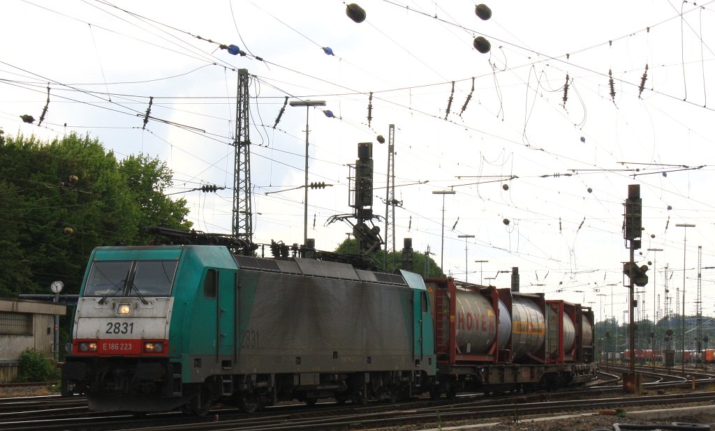 Die Cobra 2831 fhrt mit einem langen Containerzug aus Gallarate(I) nach Antwerpen-Oorderen(B) bei der Ausfahrt aus Aachen-West und fhrt in Richtung Montzen/Belgien bei Sonne und Wolken am 29.6.2013.