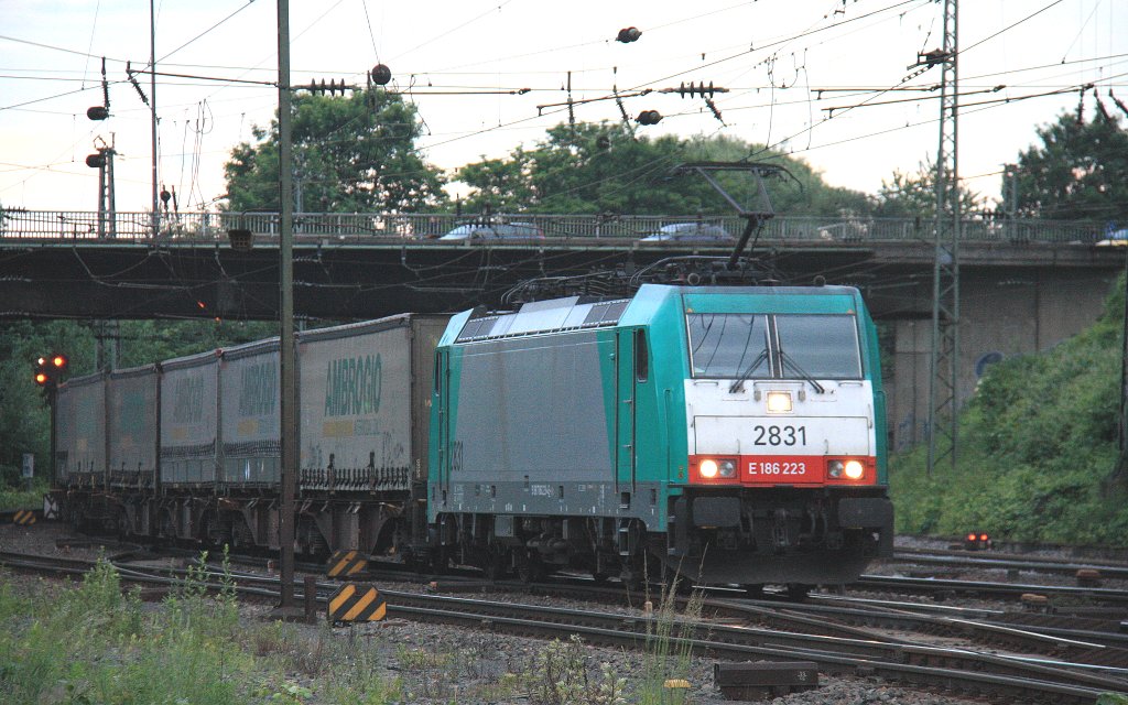 Die Cobra 2831 kommt aus Richtung Montzen/Belgien mit einem LKW-Ambrogio-Zug aus Muizen(B) nach Gallarate(I) und fhrt in Aachen-West ein bei der Abendstimmung am 6.6.2012.