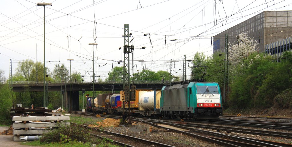 Die Cobra 2831 kommt aus Richtung Montzen/Belgien mit einem langen Containerzug aus Antwerpen-Oorderen(B) nach Gallarate(I) und fhrt in Aachen-West ein am Abend des 30.4.2013.