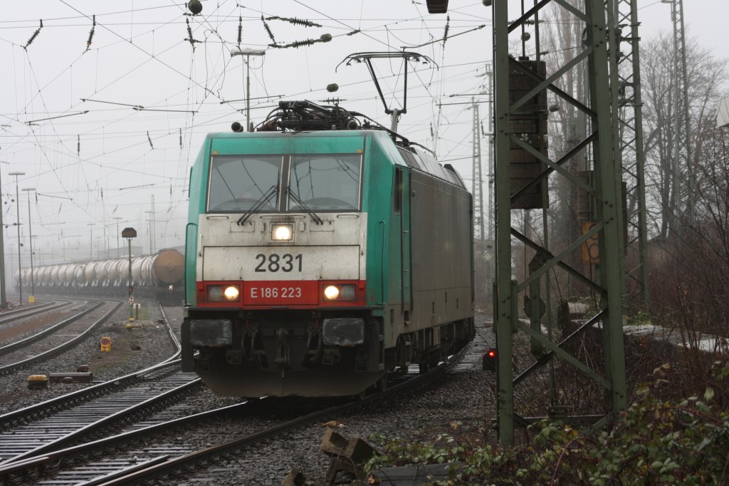 Die Cobra 2831 rangiert in Aachen-West bei Nebel.
23.1.2011