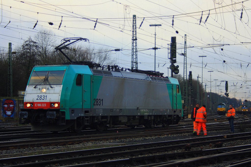 Die Cobra 2831 rangiert in Aachen-West am 18.12.2011.