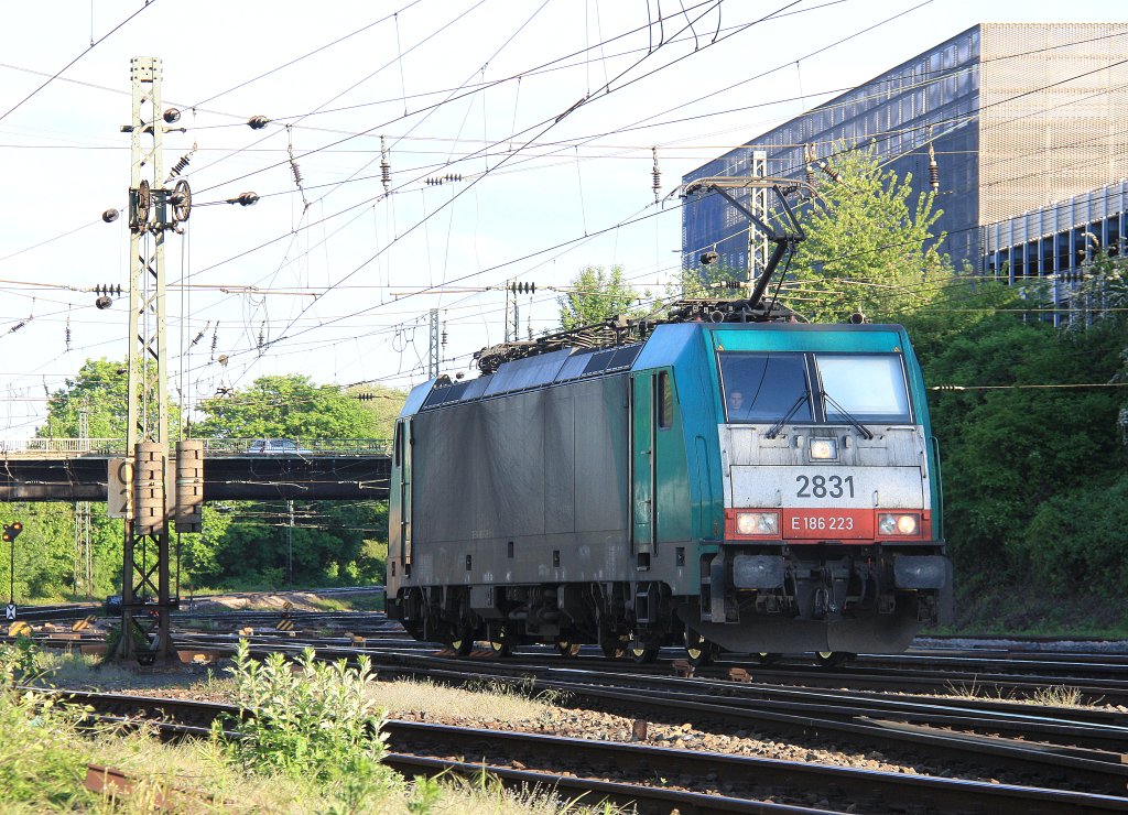 Die Cobra 2831 rangiert in Aachen-West bei Sonnenschein am 14.5.2012.