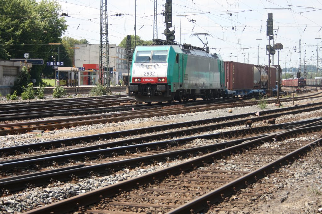 Die Cobra 2832 fhrt mit einem gemischten KLV-Zug von Aachen-West nach Belgien bei Sonne.
3.7.2011