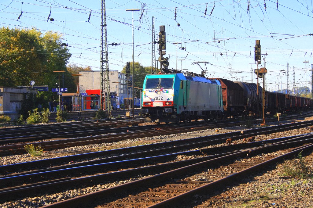 Die Cobra 2832 fhrt mit einem gemischten Gterzug aus Kln-Gremberg nach Antwerpen-Noord bei der Abfahrt in Aachen-West bei Sonne.
15.10.2011