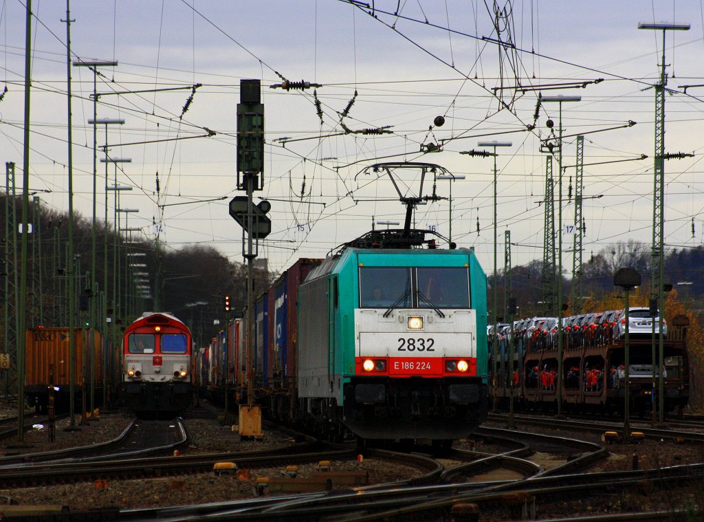 Die Cobra 2832 fhrt mit einem Containerzug von Aachen-West nach Belgien auf dem neben Gleis steht die Class 66 PB03  Mireille  von Crossrail mit einem Silozug und wartet auf die Abfahrt nach Belgien.
4.12.2011