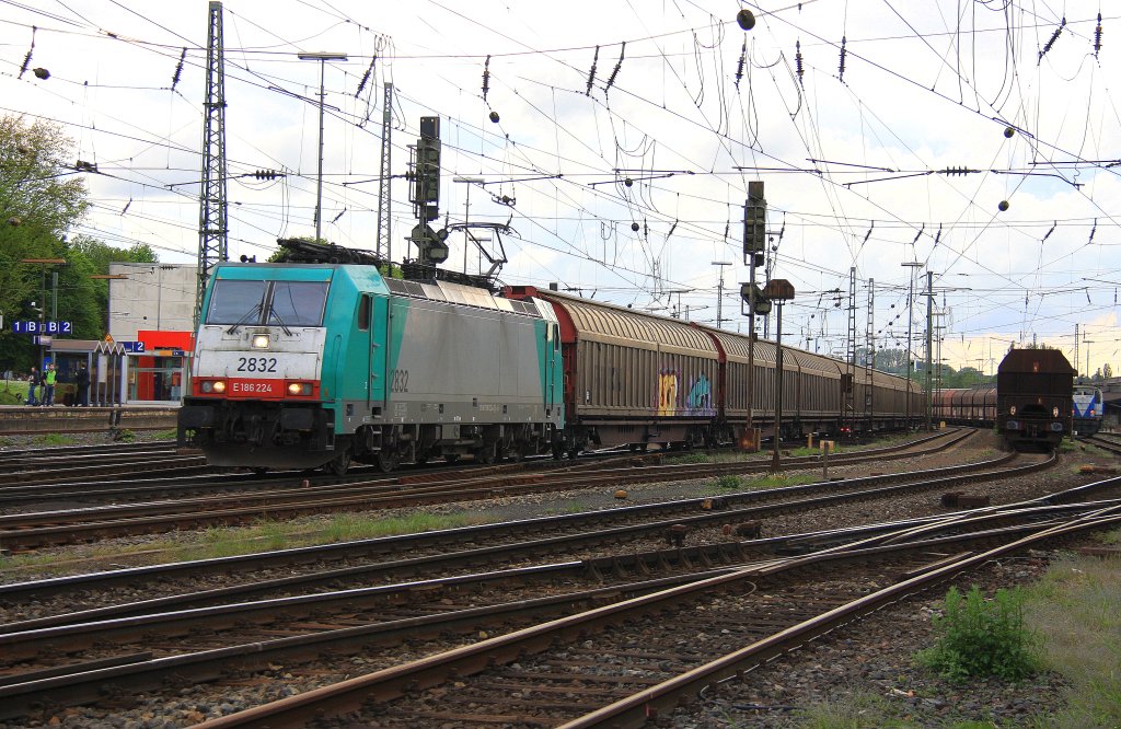 Die Cobra 2832 fhrt mit einem  gemischten Gterzug aus Kln-Gremberg nach Antwerpen-Noord(B) bei der Ausfahrt von Aachen-West und fhrt in Richtung Montzen/Belgien am 9.5.2012.