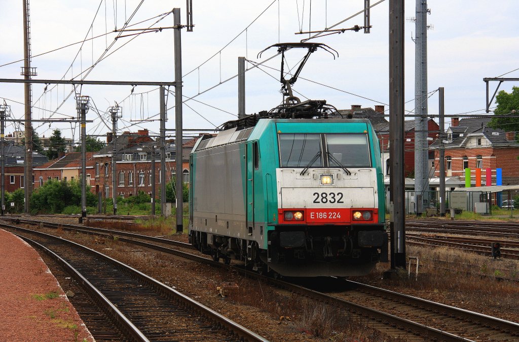 Die Cobra 2832 kommt als Lokzug aus Richtung Aachen-West und fhrt in Richtung Antwerpen(B) bei der durchfahrt in Hasselt(B) bei Wolken am 7.6.2012.